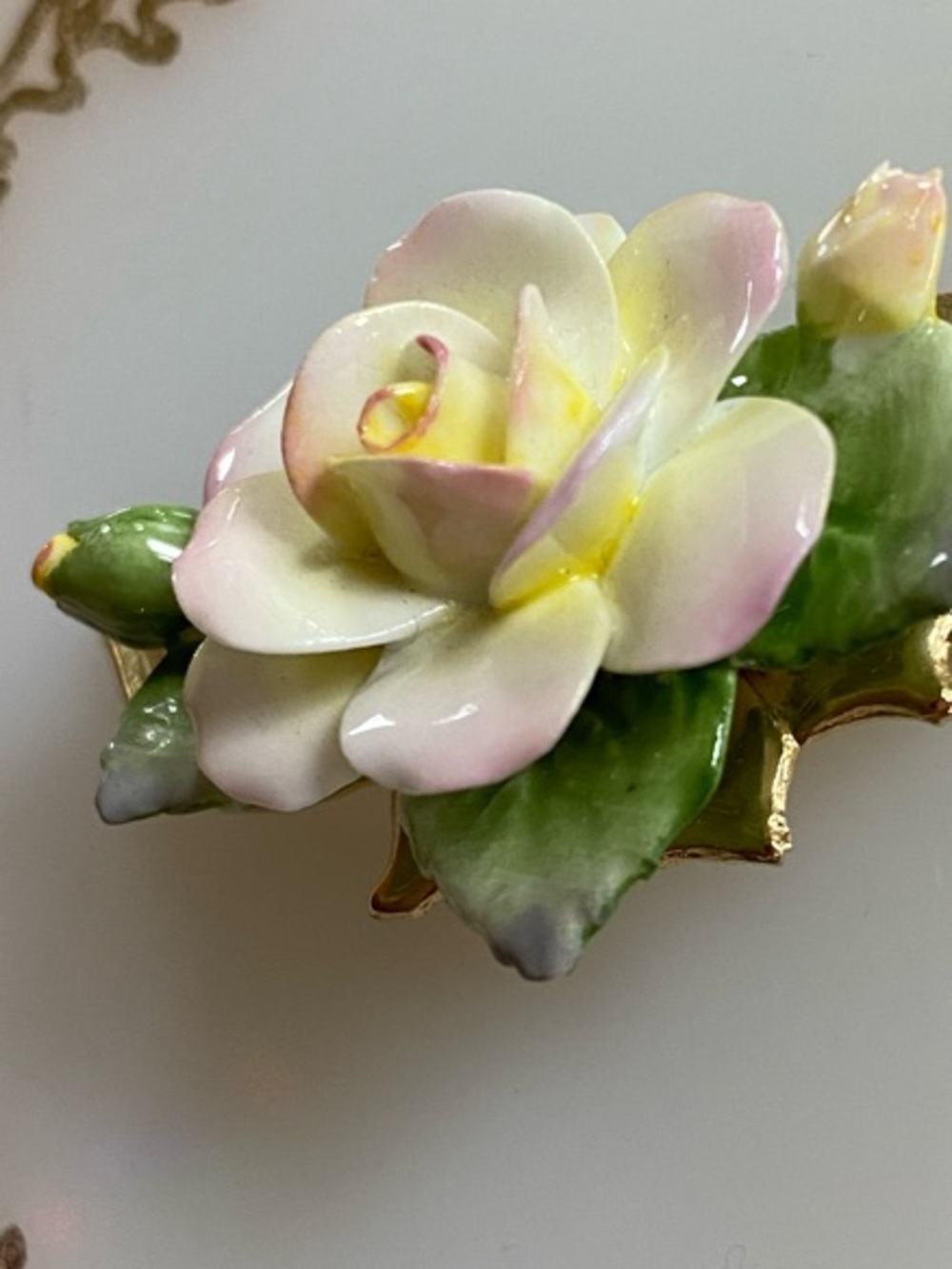 Vtg 1960’s Porcelain Pink & Green Rose Brooch with Gold Leaves 2” Grama Core - Picture 7 of 9